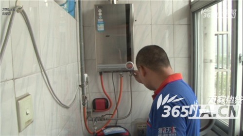 八大胜售后为朱女士检测热水器