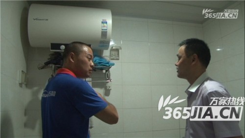 八大胜售后正在为刘师傅讲解电热水器的安全使用规范